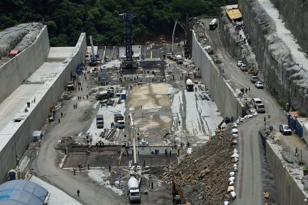 Contingencia Hidroituango trabajos vertedero
Contingencia Hidroituango, trabajos vertedero.  
Fecha: Mayo 29 2018.
Para descargar esta fotografía en alta resolución, haga clic sobre la imagen hasta que la misma se despliegue en la pantalla completa; luego dé clic derecho y elija la opción "guardar imagen como". 
En caso de publicación por cualquier medio, solicitamos acompañarla del crédito: "Foto EPM"
Palabras clave: Contingencia Hidroituango trabajos vertedero