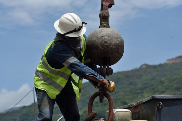 Contingencia Hidroituango trabajos vertedero
Contingencia Hidroituango, trabajos vertedero.  
Fecha: Mayo 29 2018.
Para descargar esta fotografía en alta resolución, haga clic sobre la imagen hasta que la misma se despliegue en la pantalla completa; luego dé clic derecho y elija la opción "guardar imagen como". 
En caso de publicación por cualquier medio, solicitamos acompañarla del crédito: "Foto EPM"
Palabras clave: Contingencia Hidroituango trabajos vertedero