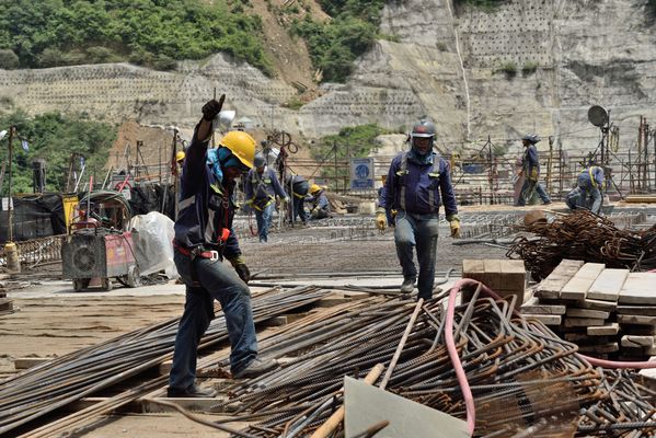 Contingencia Hidroituango trabajos vertedero
Contingencia Hidroituango, trabajos vertedero.  
Fecha: Mayo 29 2018.
Para descargar esta fotografía en alta resolución, haga clic sobre la imagen hasta que la misma se despliegue en la pantalla completa; luego dé clic derecho y elija la opción "guardar imagen como". 
En caso de publicación por cualquier medio, solicitamos acompañarla del crédito: "Foto EPM"
Palabras clave: Contingencia Hidroituango trabajos vertedero