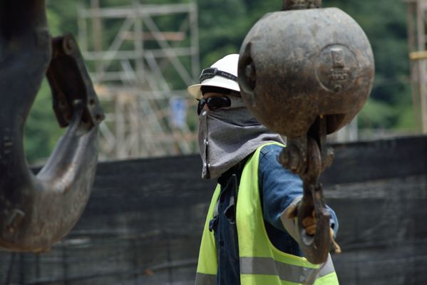 Contingencia Hidroituango trabajos vertedero
Contingencia Hidroituango, trabajos vertedero.  
Fecha: Mayo 29 2018.
Para descargar esta fotografía en alta resolución, haga clic sobre la imagen hasta que la misma se despliegue en la pantalla completa; luego dé clic derecho y elija la opción "guardar imagen como". 
En caso de publicación por cualquier medio, solicitamos acompañarla del crédito: "Foto EPM"
Palabras clave: Contingencia Hidroituango trabajos vertedero