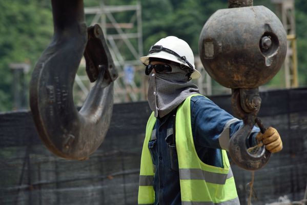 Contingencia Hidroituango trabajos vertedero
Contingencia Hidroituango, trabajos vertedero.  
Fecha: Mayo 29 2018.
Para descargar esta fotografía en alta resolución, haga clic sobre la imagen hasta que la misma se despliegue en la pantalla completa; luego dé clic derecho y elija la opción "guardar imagen como". 
En caso de publicación por cualquier medio, solicitamos acompañarla del crédito: "Foto EPM"
Palabras clave: Contingencia Hidroituango trabajos vertedero