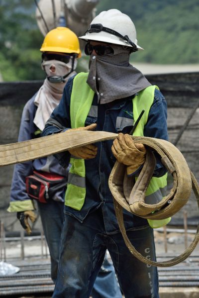 Contingencia Hidroituango trabajos vertedero
Contingencia Hidroituango, trabajos vertedero.  
Fecha: Mayo 29 2018.
Para descargar esta fotografía en alta resolución, haga clic sobre la imagen hasta que la misma se despliegue en la pantalla completa; luego dé clic derecho y elija la opción "guardar imagen como". 
En caso de publicación por cualquier medio, solicitamos acompañarla del crédito: "Foto EPM"
Palabras clave: Contingencia Hidroituango trabajos vertedero