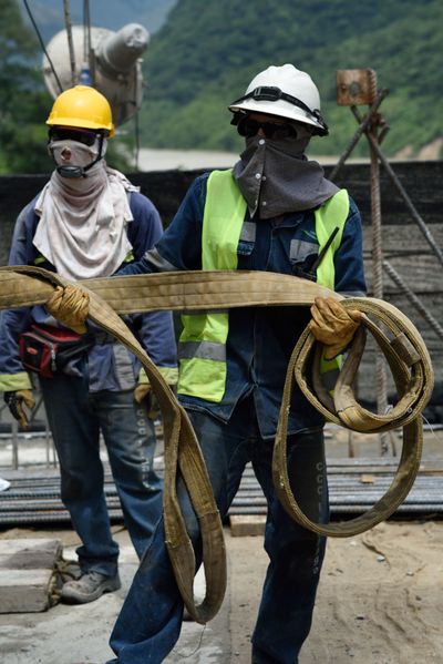 Contingencia Hidroituango trabajos vertedero
Contingencia Hidroituango, trabajos vertedero.  
Fecha: Mayo 29 2018.
Para descargar esta fotografía en alta resolución, haga clic sobre la imagen hasta que la misma se despliegue en la pantalla completa; luego dé clic derecho y elija la opción "guardar imagen como". 
En caso de publicación por cualquier medio, solicitamos acompañarla del crédito: "Foto EPM"
Palabras clave: Contingencia Hidroituango trabajos vertedero