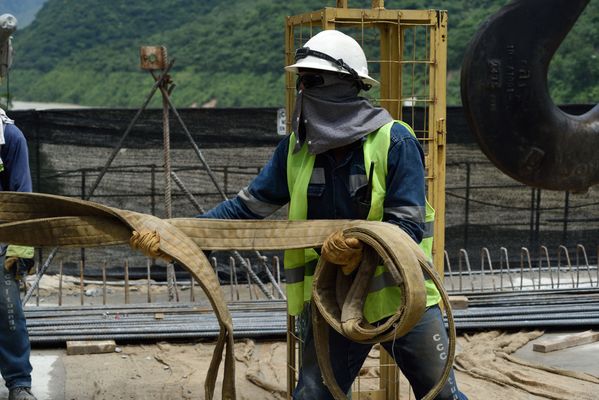 Contingencia Hidroituango trabajos vertedero
Contingencia Hidroituango, trabajos vertedero.  
Fecha: Mayo 29 2018.
Para descargar esta fotografía en alta resolución, haga clic sobre la imagen hasta que la misma se despliegue en la pantalla completa; luego dé clic derecho y elija la opción "guardar imagen como". 
En caso de publicación por cualquier medio, solicitamos acompañarla del crédito: "Foto EPM"
Palabras clave: Contingencia Hidroituango trabajos vertedero