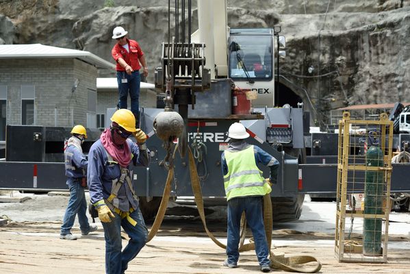 Contingencia Hidroituango trabajos vertedero
Contingencia Hidroituango, trabajos vertedero.  
Fecha: Mayo 29 2018.
Para descargar esta fotografía en alta resolución, haga clic sobre la imagen hasta que la misma se despliegue en la pantalla completa; luego dé clic derecho y elija la opción "guardar imagen como". 
En caso de publicación por cualquier medio, solicitamos acompañarla del crédito: "Foto EPM"
Palabras clave: Contingencia Hidroituango trabajos vertedero