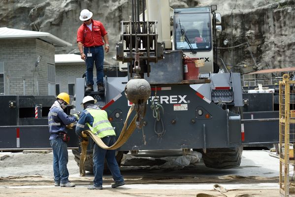 Contingencia Hidroituango trabajos vertedero
Contingencia Hidroituango, trabajos vertedero.  
Fecha: Mayo 29 2018.
Para descargar esta fotografía en alta resolución, haga clic sobre la imagen hasta que la misma se despliegue en la pantalla completa; luego dé clic derecho y elija la opción "guardar imagen como". 
En caso de publicación por cualquier medio, solicitamos acompañarla del crédito: "Foto EPM"
Palabras clave: Contingencia Hidroituango trabajos vertedero