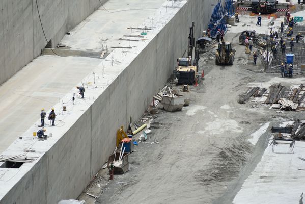 Contingencia Hidroituango trabajos vertedero
Contingencia Hidroituango, trabajos vertedero.  
Fecha: Mayo 29 2018.
Para descargar esta fotografía en alta resolución, haga clic sobre la imagen hasta que la misma se despliegue en la pantalla completa; luego dé clic derecho y elija la opción "guardar imagen como". 
En caso de publicación por cualquier medio, solicitamos acompañarla del crédito: "Foto EPM"
Palabras clave: Contingencia Hidroituango trabajos vertedero