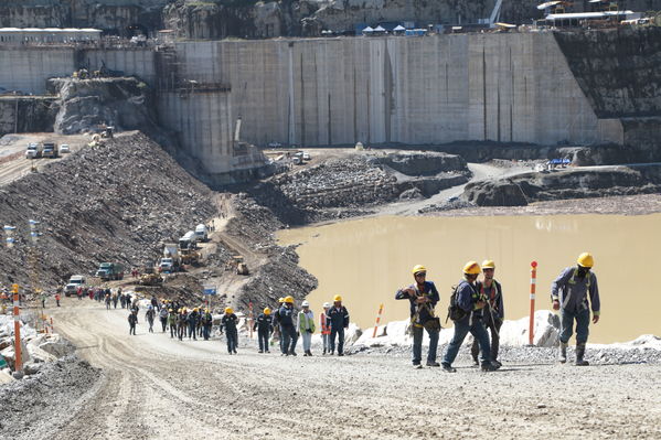 trabajadores obra proyectos relacionados Hidroituango
trabajadores de obra en proyectos relacionados con Hidroituango
Fecha: Mayo 29 2018.
Para descargar esta fotografía en alta resolución, haga clic sobre la imagen hasta que la misma se despliegue en la pantalla completa; luego dé clic derecho y elija la opción "guardar imagen como". 
En caso de publicación por cualquier medio, solicitamos acompañarla del crédito: "Foto EPM"
Palabras clave: trabajadores obra proyectos relacionados Hidroituango