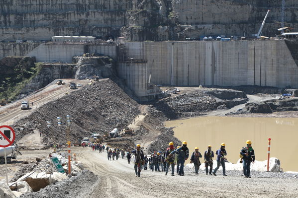 trabajadores obra proyectos relacionados Hidroituango
trabajadores de obra en proyectos relacionados con Hidroituango
Fecha: Mayo 29 2018.
Para descargar esta fotografía en alta resolución, haga clic sobre la imagen hasta que la misma se despliegue en la pantalla completa; luego dé clic derecho y elija la opción "guardar imagen como". 
En caso de publicación por cualquier medio, solicitamos acompañarla del crédito: "Foto EPM"
Palabras clave: trabajadores obra proyectos relacionados Hidroituango