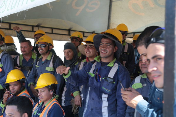 trabajadores obra proyectos relacionados Hidroituango
trabajadores de obra en proyectos relacionados con Hidroituango
Fecha: Mayo 29 2018.
Para descargar esta fotografía en alta resolución, haga clic sobre la imagen hasta que la misma se despliegue en la pantalla completa; luego dé clic derecho y elija la opción "guardar imagen como". 
En caso de publicación por cualquier medio, solicitamos acompañarla del crédito: "Foto EPM"
Palabras clave: trabajadores obra proyectos relacionados Hidroituango