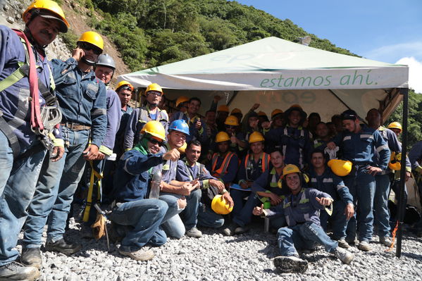 trabajadores obra proyectos relacionados Hidroituango
trabajadores de obra en proyectos relacionados con Hidroituango
Fecha: Mayo 29 2018.
Para descargar esta fotografía en alta resolución, haga clic sobre la imagen hasta que la misma se despliegue en la pantalla completa; luego dé clic derecho y elija la opción "guardar imagen como". 
En caso de publicación por cualquier medio, solicitamos acompañarla del crédito: "Foto EPM"
Palabras clave: trabajadores obra proyectos relacionados Hidroituango