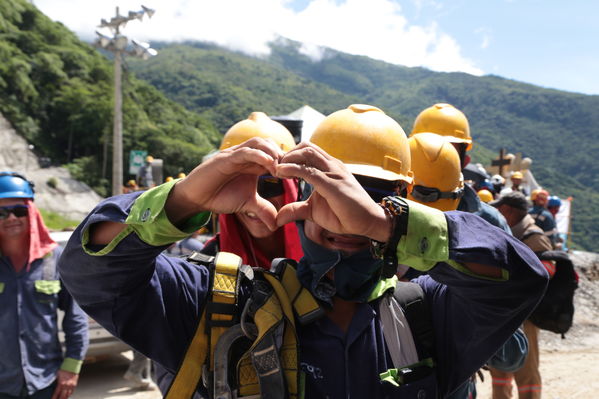 trabajadores obra proyectos relacionados Hidroituango
trabajadores de obra en proyectos relacionados con Hidroituango
Fecha: Mayo 29 2018.
Para descargar esta fotografía en alta resolución, haga clic sobre la imagen hasta que la misma se despliegue en la pantalla completa; luego dé clic derecho y elija la opción "guardar imagen como". 
En caso de publicación por cualquier medio, solicitamos acompañarla del crédito: "Foto EPM"
Palabras clave: trabajadores obra proyectos relacionados Hidroituango