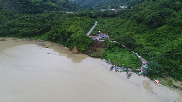 Transporte lancha cabecera municipal Ituango
Contingencia Hidroituango.  
Fecha: Mayo 29 2018.
Para descargar esta fotografía en alta resolución, haga clic sobre la imagen hasta que la misma se despliegue en la pantalla completa; luego dé clic derecho y elija la opción "guardar imagen como". 
En caso de publicación por cualquier medio, solicitamos acompañarla del crédito: "Foto EPM"
Palabras clave: Transporte lancha cabecera municipal Ituango