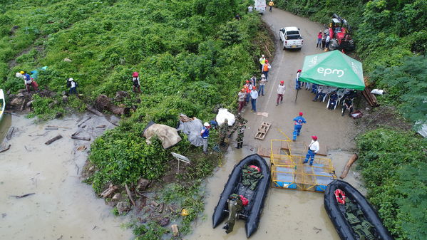 Transporte lancha cabecera municipal Ituango
Contingencia Hidroituango.  
Fecha: Mayo 29 2018.
Para descargar esta fotografía en alta resolución, haga clic sobre la imagen hasta que la misma se despliegue en la pantalla completa; luego dé clic derecho y elija la opción "guardar imagen como". 
En caso de publicación por cualquier medio, solicitamos acompañarla del crédito: "Foto EPM"
Palabras clave: Transporte lancha cabecera municipal Ituango