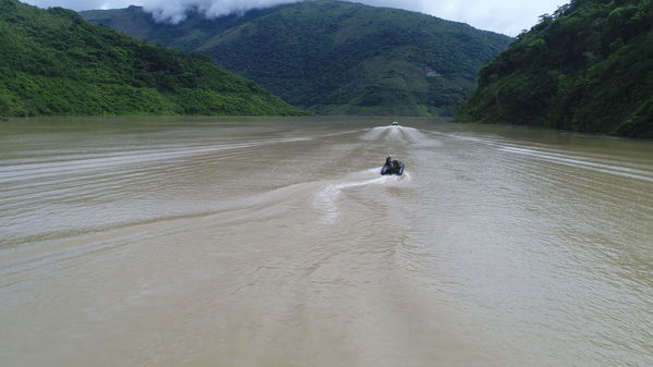 Transporte lancha cabecera municipal Ituango
Contingencia Hidroituango.  
Fecha: Mayo 29 2018.
Para descargar esta fotografía en alta resolución, haga clic sobre la imagen hasta que la misma se despliegue en la pantalla completa; luego dé clic derecho y elija la opción "guardar imagen como". 
En caso de publicación por cualquier medio, solicitamos acompañarla del crédito: "Foto EPM"
Palabras clave: Transporte lancha cabecera municipal Ituango