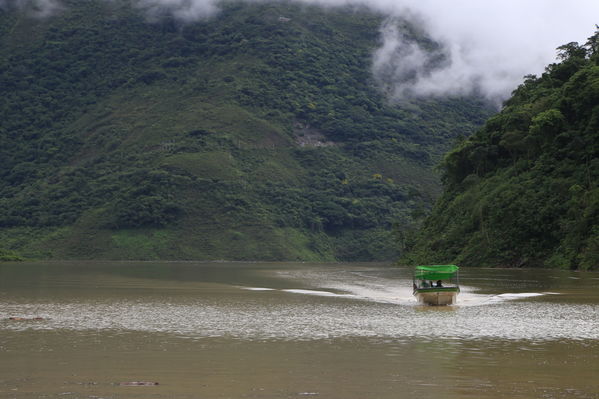 Transporte lancha cabecera municipal Ituango
Contingencia Hidroituango.  
Fecha: Mayo 29 2018.
Para descargar esta fotografía en alta resolución, haga clic sobre la imagen hasta que la misma se despliegue en la pantalla completa; luego dé clic derecho y elija la opción "guardar imagen como". 
En caso de publicación por cualquier medio, solicitamos acompañarla del crédito: "Foto EPM"
Palabras clave: Transporte lancha cabecera municipal Ituango