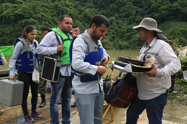 Transporte lancha cabecera municipal Ituango
Contingencia Hidroituango.  
Fecha: Mayo 29 2018.
Para descargar esta fotografía en alta resolución, haga clic sobre la imagen hasta que la misma se despliegue en la pantalla completa; luego dé clic derecho y elija la opción "guardar imagen como". 
En caso de publicación por cualquier medio, solicitamos acompañarla del crédito: "Foto EPM"
Palabras clave: Transporte lancha cabecera municipal Ituango