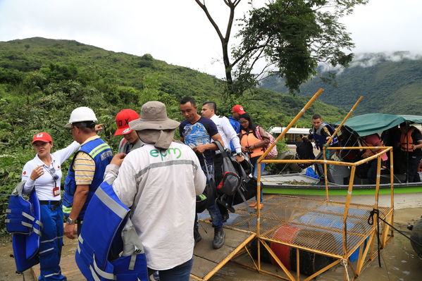 Transporte lancha cabecera municipal Ituango
Contingencia Hidroituango.  
Fecha: Mayo 29 2018.
Para descargar esta fotografía en alta resolución, haga clic sobre la imagen hasta que la misma se despliegue en la pantalla completa; luego dé clic derecho y elija la opción "guardar imagen como". 
En caso de publicación por cualquier medio, solicitamos acompañarla del crédito: "Foto EPM"
Palabras clave: Transporte lancha cabecera municipal Ituango