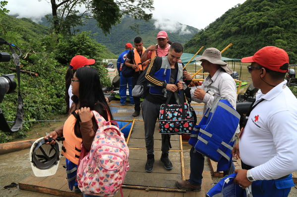 Transporte lancha cabecera municipal Ituango
Contingencia Hidroituango.  
Fecha: Mayo 29 2018.
Para descargar esta fotografía en alta resolución, haga clic sobre la imagen hasta que la misma se despliegue en la pantalla completa; luego dé clic derecho y elija la opción "guardar imagen como". 
En caso de publicación por cualquier medio, solicitamos acompañarla del crédito: "Foto EPM"
Palabras clave: Transporte lancha cabecera municipal Ituango