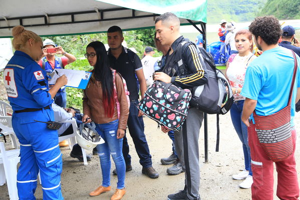 Transporte lancha cabecera municipal Ituango
Contingencia Hidroituango.  
Fecha: Mayo 29 2018.
Para descargar esta fotografía en alta resolución, haga clic sobre la imagen hasta que la misma se despliegue en la pantalla completa; luego dé clic derecho y elija la opción "guardar imagen como". 
En caso de publicación por cualquier medio, solicitamos acompañarla del crédito: "Foto EPM"
Palabras clave: Transporte lancha cabecera municipal Ituango