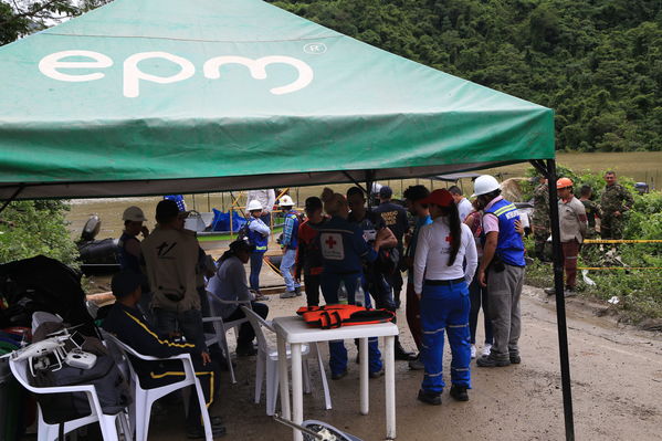 Transporte lancha cabecera municipal Ituango
Contingencia Hidroituango.  
Fecha: Mayo 29 2018.
Para descargar esta fotografía en alta resolución, haga clic sobre la imagen hasta que la misma se despliegue en la pantalla completa; luego dé clic derecho y elija la opción "guardar imagen como". 
En caso de publicación por cualquier medio, solicitamos acompañarla del crédito: "Foto EPM"
Palabras clave: Transporte lancha cabecera municipal Ituango