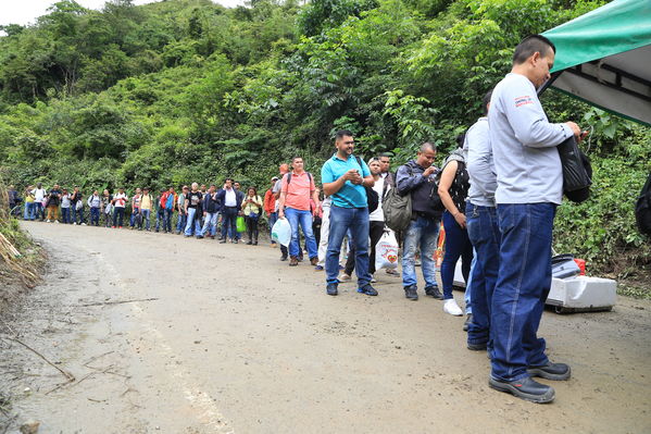 Transporte lancha cabecera municipal Ituango
Contingencia Hidroituango.  
Fecha: Mayo 29 2018.
Para descargar esta fotografía en alta resolución, haga clic sobre la imagen hasta que la misma se despliegue en la pantalla completa; luego dé clic derecho y elija la opción "guardar imagen como". 
En caso de publicación por cualquier medio, solicitamos acompañarla del crédito: "Foto EPM"
Palabras clave: Transporte lancha cabecera municipal Ituango