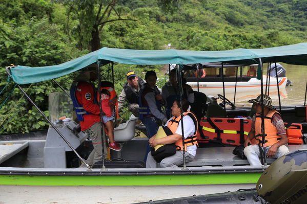 Transporte lancha cabecera municipal Ituango
Contingencia Hidroituango.  
Fecha: Mayo 29 2018.
Para descargar esta fotografía en alta resolución, haga clic sobre la imagen hasta que la misma se despliegue en la pantalla completa; luego dé clic derecho y elija la opción "guardar imagen como". 
En caso de publicación por cualquier medio, solicitamos acompañarla del crédito: "Foto EPM"
Palabras clave: Transporte lancha cabecera municipal Ituango