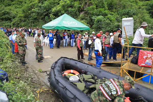Transporte lancha cabecera municipal Ituango
Contingencia Hidroituango.  
Fecha: Mayo 29 2018.
Para descargar esta fotografía en alta resolución, haga clic sobre la imagen hasta que la misma se despliegue en la pantalla completa; luego dé clic derecho y elija la opción "guardar imagen como". 
En caso de publicación por cualquier medio, solicitamos acompañarla del crédito: "Foto EPM"
Palabras clave: Transporte lancha cabecera municipal Ituango