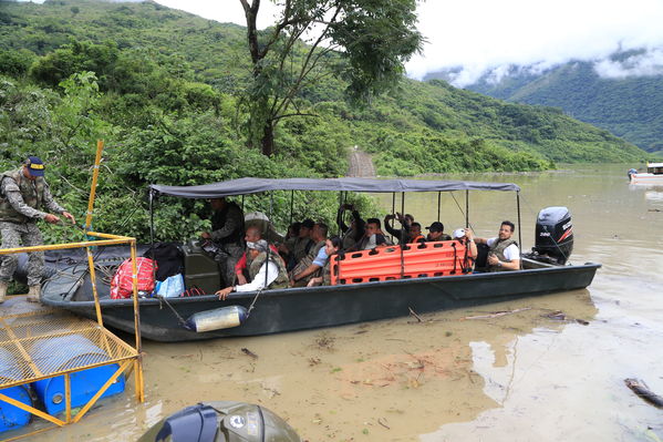 Transporte lancha cabecera municipal Ituango
Contingencia Hidroituango.  
Fecha: Mayo 29 2018.
Para descargar esta fotografía en alta resolución, haga clic sobre la imagen hasta que la misma se despliegue en la pantalla completa; luego dé clic derecho y elija la opción "guardar imagen como". 
En caso de publicación por cualquier medio, solicitamos acompañarla del crédito: "Foto EPM"
Palabras clave: Transporte lancha cabecera municipal Ituango