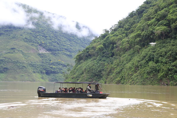 Transporte lancha cabecera municipal Ituango
Contingencia Hidroituango.  
Fecha: Mayo 29 2018.
Para descargar esta fotografía en alta resolución, haga clic sobre la imagen hasta que la misma se despliegue en la pantalla completa; luego dé clic derecho y elija la opción "guardar imagen como". 
En caso de publicación por cualquier medio, solicitamos acompañarla del crédito: "Foto EPM"
Palabras clave: Transporte lancha cabecera municipal Ituango