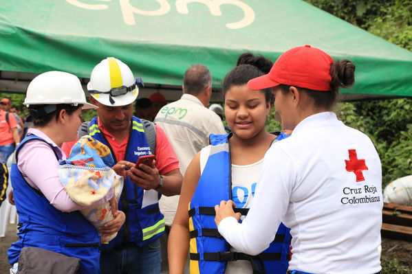 Transporte lancha cabecera municipal Ituango
Contingencia Hidroituango.  
Fecha: Mayo 29 2018.
Para descargar esta fotografía en alta resolución, haga clic sobre la imagen hasta que la misma se despliegue en la pantalla completa; luego dé clic derecho y elija la opción "guardar imagen como". 
En caso de publicación por cualquier medio, solicitamos acompañarla del crédito: "Foto EPM"
Palabras clave: Transporte lancha cabecera municipal Ituango