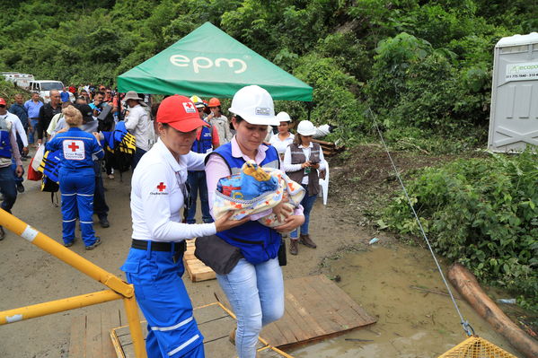Transporte lancha cabecera municipal Ituango
Contingencia Hidroituango.  
Fecha: Mayo 29 2018.
Para descargar esta fotografía en alta resolución, haga clic sobre la imagen hasta que la misma se despliegue en la pantalla completa; luego dé clic derecho y elija la opción "guardar imagen como". 
En caso de publicación por cualquier medio, solicitamos acompañarla del crédito: "Foto EPM"
Palabras clave: Transporte lancha cabecera municipal Ituango
