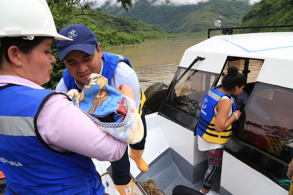 Transporte lancha cabecera municipal Ituango
Contingencia Hidroituango.  
Fecha: Mayo 29 2018.
Para descargar esta fotografía en alta resolución, haga clic sobre la imagen hasta que la misma se despliegue en la pantalla completa; luego dé clic derecho y elija la opción "guardar imagen como". 
En caso de publicación por cualquier medio, solicitamos acompañarla del crédito: "Foto EPM"
Palabras clave: Transporte lancha cabecera municipal Ituango