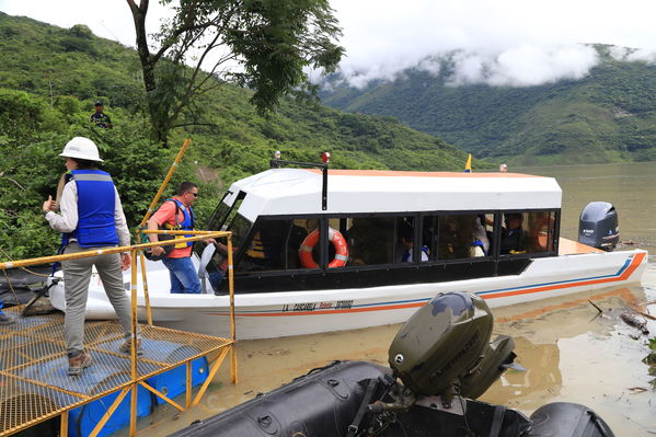 Transporte lancha cabecera municipal Ituango
Contingencia Hidroituango.  
Fecha: Mayo 29 2018.
Para descargar esta fotografía en alta resolución, haga clic sobre la imagen hasta que la misma se despliegue en la pantalla completa; luego dé clic derecho y elija la opción "guardar imagen como". 
En caso de publicación por cualquier medio, solicitamos acompañarla del crédito: "Foto EPM"
Palabras clave: Transporte lancha cabecera municipal Ituango