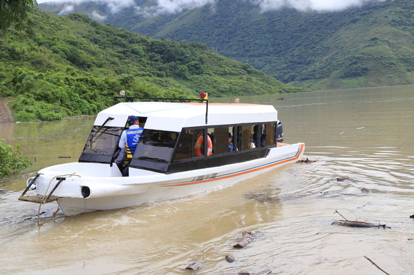 Transporte lancha cabecera municipal Ituango
Contingencia Hidroituango.  
Fecha: Mayo 29 2018.
Para descargar esta fotografía en alta resolución, haga clic sobre la imagen hasta que la misma se despliegue en la pantalla completa; luego dé clic derecho y elija la opción "guardar imagen como". 
En caso de publicación por cualquier medio, solicitamos acompañarla del crédito: "Foto EPM"
Palabras clave: Transporte lancha cabecera municipal Ituango