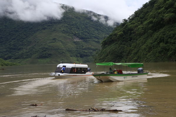Transporte lancha cabecera municipal Ituango
Contingencia Hidroituango.  
Fecha: Mayo 29 2018.
Para descargar esta fotografía en alta resolución, haga clic sobre la imagen hasta que la misma se despliegue en la pantalla completa; luego dé clic derecho y elija la opción "guardar imagen como". 
En caso de publicación por cualquier medio, solicitamos acompañarla del crédito: "Foto EPM"
Palabras clave: Transporte lancha cabecera municipal Ituango