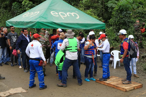 Transporte lancha cabecera municipal Ituango
Contingencia Hidroituango.  
Fecha: Mayo 29 2018.
Para descargar esta fotografía en alta resolución, haga clic sobre la imagen hasta que la misma se despliegue en la pantalla completa; luego dé clic derecho y elija la opción "guardar imagen como". 
En caso de publicación por cualquier medio, solicitamos acompañarla del crédito: "Foto EPM"
Palabras clave: Transporte lancha cabecera municipal Ituango