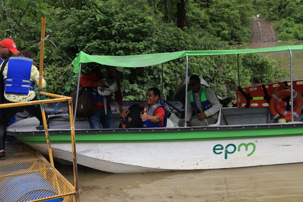 Transporte lancha cabecera municipal Ituango
Contingencia Hidroituango.  
Fecha: Mayo 29 2018.
Para descargar esta fotografía en alta resolución, haga clic sobre la imagen hasta que la misma se despliegue en la pantalla completa; luego dé clic derecho y elija la opción "guardar imagen como". 
En caso de publicación por cualquier medio, solicitamos acompañarla del crédito: "Foto EPM"
Palabras clave: Transporte lancha cabecera municipal Ituango