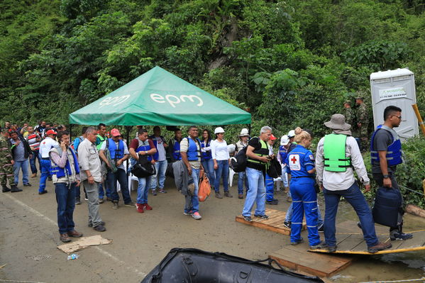 Transporte lancha cabecera municipal Ituango
Contingencia Hidroituango.  
Fecha: Mayo 29 2018.
Para descargar esta fotografía en alta resolución, haga clic sobre la imagen hasta que la misma se despliegue en la pantalla completa; luego dé clic derecho y elija la opción "guardar imagen como". 
En caso de publicación por cualquier medio, solicitamos acompañarla del crédito: "Foto EPM"
Palabras clave: Transporte lancha cabecera municipal Ituango