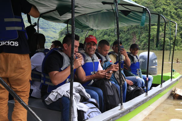 Transporte lancha cabecera municipal Ituango
Contingencia Hidroituango.  
Fecha: Mayo 29 2018.
Para descargar esta fotografía en alta resolución, haga clic sobre la imagen hasta que la misma se despliegue en la pantalla completa; luego dé clic derecho y elija la opción "guardar imagen como". 
En caso de publicación por cualquier medio, solicitamos acompañarla del crédito: "Foto EPM"
Palabras clave: Transporte lancha cabecera municipal Ituango