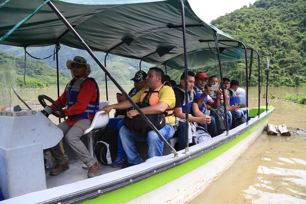 Transporte lancha cabecera municipal Ituango
Contingencia Hidroituango.  
Fecha: Mayo 29 2018.
Para descargar esta fotografía en alta resolución, haga clic sobre la imagen hasta que la misma se despliegue en la pantalla completa; luego dé clic derecho y elija la opción "guardar imagen como". 
En caso de publicación por cualquier medio, solicitamos acompañarla del crédito: "Foto EPM"
Palabras clave: Transporte lancha cabecera municipal Ituango