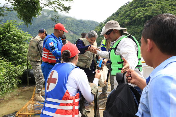 Transporte lancha cabecera municipal Ituango
Contingencia Hidroituango.  
Fecha: Mayo 29 2018.
Para descargar esta fotografía en alta resolución, haga clic sobre la imagen hasta que la misma se despliegue en la pantalla completa; luego dé clic derecho y elija la opción "guardar imagen como". 
En caso de publicación por cualquier medio, solicitamos acompañarla del crédito: "Foto EPM"
Palabras clave: Transporte lancha cabecera municipal Ituango