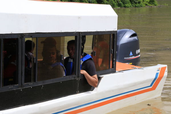 Transporte lancha cabecera municipal Ituango
Contingencia Hidroituango.  
Fecha: Mayo 29 2018.
Para descargar esta fotografía en alta resolución, haga clic sobre la imagen hasta que la misma se despliegue en la pantalla completa; luego dé clic derecho y elija la opción "guardar imagen como". 
En caso de publicación por cualquier medio, solicitamos acompañarla del crédito: "Foto EPM"
Palabras clave: Transporte lancha cabecera municipal Ituango