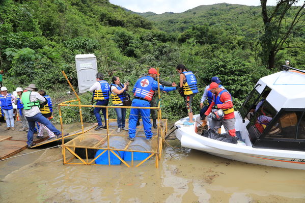 Transporte lancha cabecera municipal Ituango
Contingencia Hidroituango.  
Fecha: Mayo 29 2018.
Para descargar esta fotografía en alta resolución, haga clic sobre la imagen hasta que la misma se despliegue en la pantalla completa; luego dé clic derecho y elija la opción "guardar imagen como". 
En caso de publicación por cualquier medio, solicitamos acompañarla del crédito: "Foto EPM"
Palabras clave: Transporte lancha cabecera municipal Ituango