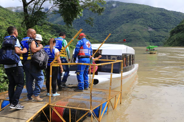 Transporte lancha cabecera municipal Ituango
Contingencia Hidroituango.  
Fecha: Mayo 29 2018.
Para descargar esta fotografía en alta resolución, haga clic sobre la imagen hasta que la misma se despliegue en la pantalla completa; luego dé clic derecho y elija la opción "guardar imagen como". 
En caso de publicación por cualquier medio, solicitamos acompañarla del crédito: "Foto EPM"
Palabras clave: Transporte lancha cabecera municipal Ituango