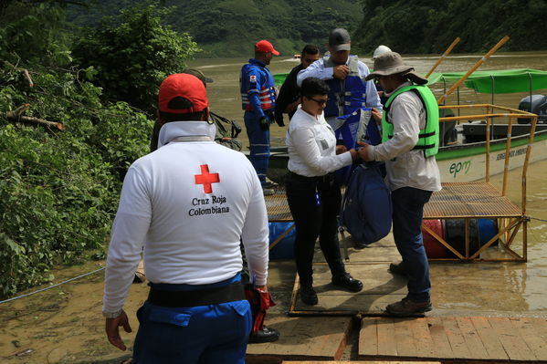 Transporte lancha cabecera municipal Ituango
Contingencia Hidroituango.  
Fecha: Mayo 29 2018.
Para descargar esta fotografía en alta resolución, haga clic sobre la imagen hasta que la misma se despliegue en la pantalla completa; luego dé clic derecho y elija la opción "guardar imagen como". 
En caso de publicación por cualquier medio, solicitamos acompañarla del crédito: "Foto EPM"
Palabras clave: Transporte lancha cabecera municipal Ituango