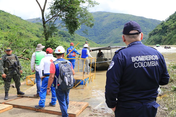 Transporte lancha cabecera municipal Ituango
Contingencia Hidroituango.  
Fecha: Mayo 29 2018.
Para descargar esta fotografía en alta resolución, haga clic sobre la imagen hasta que la misma se despliegue en la pantalla completa; luego dé clic derecho y elija la opción "guardar imagen como". 
En caso de publicación por cualquier medio, solicitamos acompañarla del crédito: "Foto EPM"
Palabras clave: Transporte lancha cabecera municipal Ituango