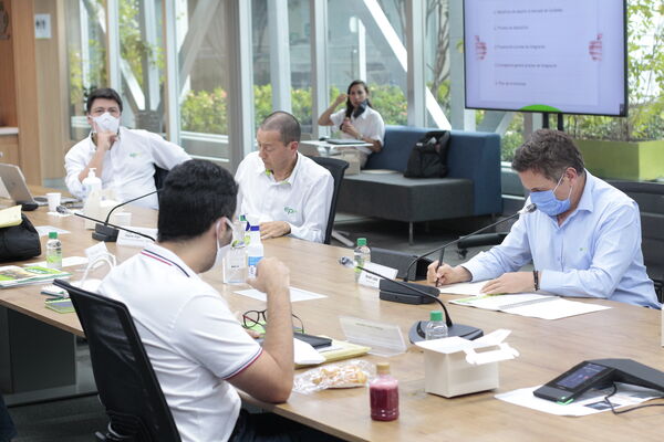 Reunión con concejales de Medellin para presentar balance de finanzas primer trimestre del año
Reunión con concejales de Medellin para presentar balance de finanzas primer trimestre del año
Fecha: Mayo 29 2020
Para descargar esta fotografía en alta resolución, haga clic sobre la imagen hasta que la misma se despliegue en la pantalla completa; luego dé clic derecho y elija la opción "guardar imagen como".
En caso de publicación por cualquier medio, solicitamos acompañarla del crédito: "Foto EPM"
Palabras clave: Reunión con concejales de Medellin para presentar balance de finanzas primer trimestre del año