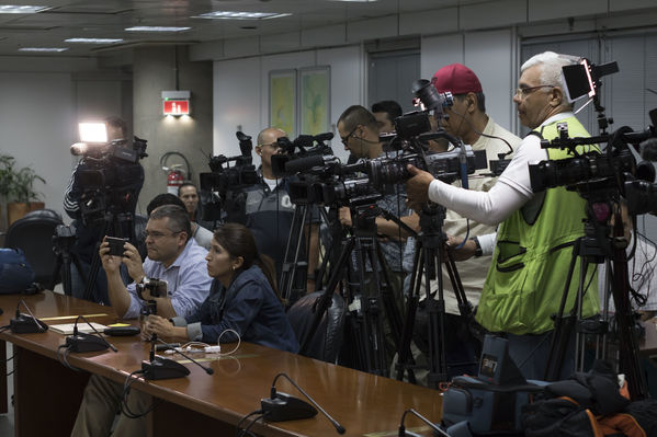 Rueda prensa contingencia Hidroituango
Rueda de prensa contingencia Hidroituango.  
Fecha: 30 Mayo 2018.
Para descargar esta fotografía en alta resolución, haga clic sobre la imagen hasta que la misma se despliegue en la pantalla completa; luego dé clic derecho y elija la opción "guardar imagen como". 
En caso de publicación por cualquier medio, solicitamos acompañarla del crédito: "Foto EPM
Palabras clave: Rueda prensa contingencia Hidroituango
