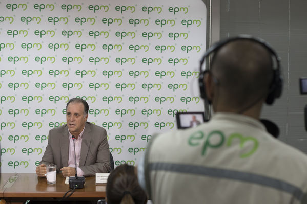 Rueda prensa contingencia Hidroituango
Rueda de prensa contingencia Hidroituango.  
Fecha: 30 Mayo 2018.
Para descargar esta fotografía en alta resolución, haga clic sobre la imagen hasta que la misma se despliegue en la pantalla completa; luego dé clic derecho y elija la opción "guardar imagen como". 
En caso de publicación por cualquier medio, solicitamos acompañarla del crédito: "Foto EPM
Palabras clave: Rueda prensa contingencia Hidroituango
